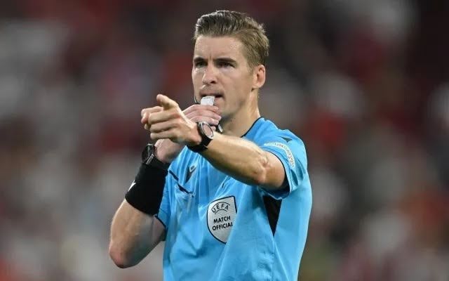 Football referees – The decisive role in a match and the journey to becoming a referee.